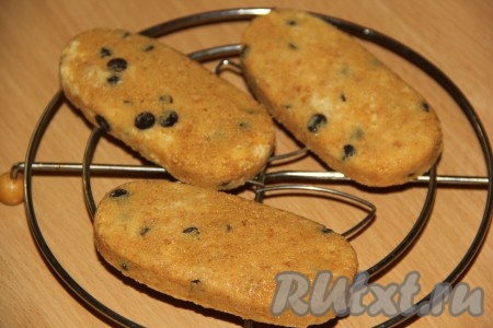 Достать пирожные из формы и выложить на решётку.
