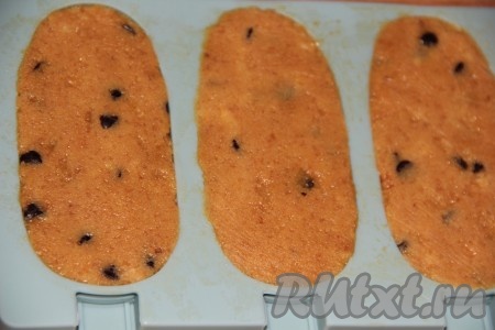 Поставить форму на 1 час в морозильную камеру.
