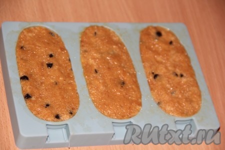 Выложить получившуюся массу в форму и плотно утрамбовать.
