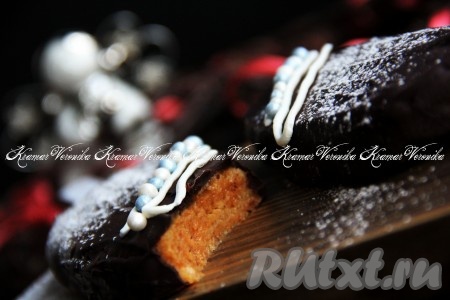 Можно нанести поверх застывшей глазури полосочки белого шоколада или сразу, пока шоколад не застыл, присыпать кондитерской посыпкой. Вот такие красивые и очень вкусные пирожные "Эскимо" на палочке получились. Хранить их можно в холодильнике.
