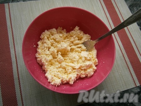 Перемешать творожную массу и оставить на 20 минут.
