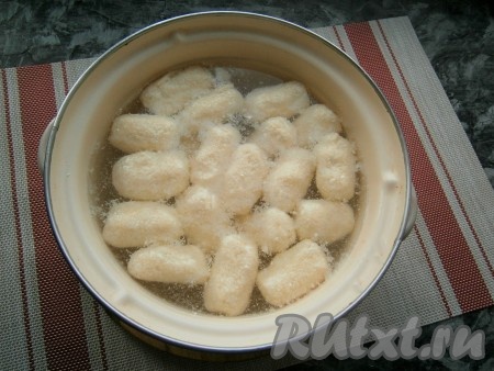 Воду в кастрюле вскипятить, поместить в неё вареники и варить до всплытия и закипания воды (3-4 минуты). Если творожная масса получилась жидковатой и вареники невозможно лепить руками, с помощью двух ложек опускайте понемногу тесто в кипящую воду и варите такое же время - до всплытия. Вареники, сформированные с помощью ложек, не развалятся, вкус и нежность будут такими же, просто у них будет хаотичная форма.
