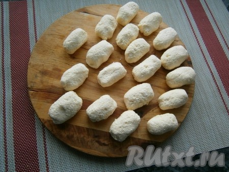 У меня масса получилась достаточно густой, но может такое быть (знаю на своём опыте), что после добавления в творог остальных ингредиентов, масса становится жидковатой - страшного ничего нет. Далее я расскажу, как поступить в этом случае. Из густой творожной массы сформировать небольшие ленивые вареники в виде шариков или бочонков.
