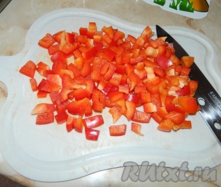 Из перца удаляем семена и мелко его режем.