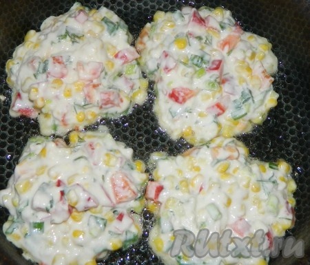 Формируем небольшие кукурузные оладьи. Жарим на сковороде с разогретым растительном масле с обеих сторон до образования золотистой корочки.
