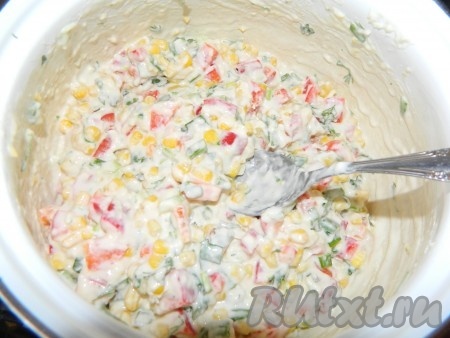 Добавляем зелень, молоко, муку с разрыхлителем и соль.&nbsp; Нужное количество муки можно отмерить, насыпав муку в уже опустевшую банку от кукурузы. Все хорошо перемешиваем.
