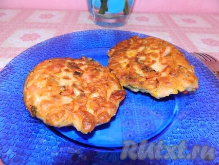 Вот какие аппетитные и вкусные оладьи из консервированной кукурузы получились, а подать их можно со сметаной или майонезом.
