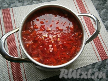 Борщ перемешать и варить на медленном огне ещё минут 15-20. В конце добавить мелко нарезанный чеснок.
