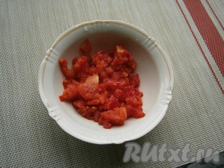 Помидоры очистить от кожицы (залить кипятком на 5 минут и снять кожицу) и нарезать кубиками-кусочками. У меня помидоры свои, замороженные, можно использовать и в собственном соку.
