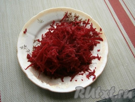 Влить в кастрюлю холодную воду и поставить на огонь, довести до кипения, посолить, добавить 1 столовую ложку растительного масла. Далее варить овощи на медленном огне 25 минут. Натереть свеклу на крупной тёрке.
