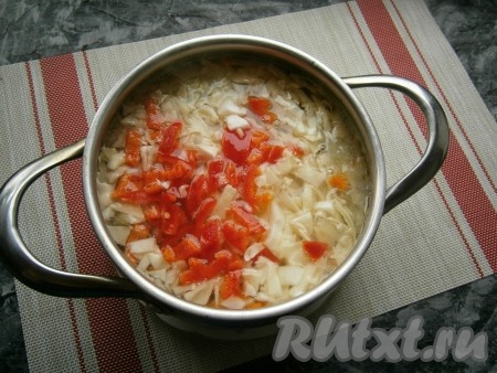 Когда овощи в кастрюле будут практически готовы, добавить к ним нарезанную кусочками (или нашинкованную) капусту и нарезанный кусочками болгарский перец, предварительно очищенный от семян.
