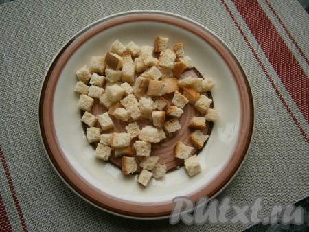 Снова поместить тарелку с сухариками в микроволновку на 30 секунд, перемешать и готовить ещё 30 секунд. В общем, на приготовление белых сухариков понадобится всего 2 минуты, после чего они будут полностью готовы. Обязательно каждые 30 секунд нужно перемешивать и контролировать сухарики на готовность.
