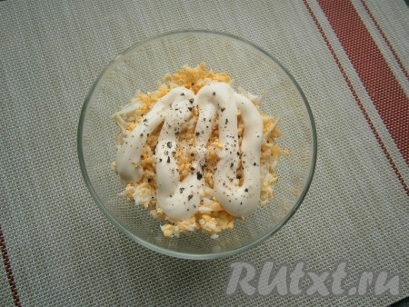 Смазать яйца майонезом, немного поперчить.
