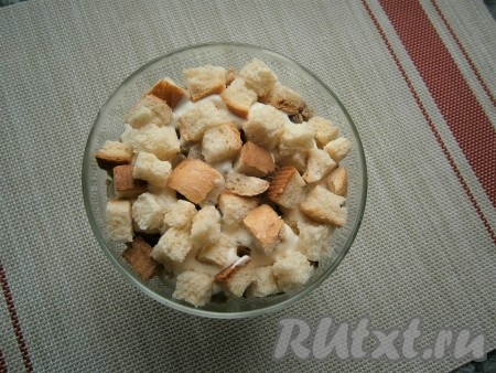 Далее в один слой выложить сухарики. Слои в салате не придавливать и не утрамбовывать, тогда салатик будет воздушным.
