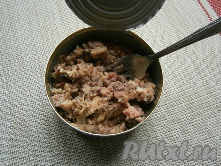 Консервы открыть, слить масло и размять рыбу вилкой.
