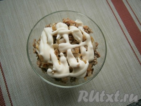 Смазать лук майонезом.
