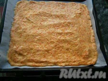 Противень (у меня размер - 33х29 сантиметров) застелить пергаментом, чуть смазать его растительным маслом, выложить морковную массу, разровнять.