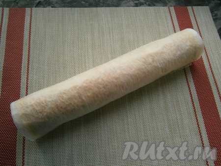 Затем рулет завернуть в этот же пергамент и отправить в холодильник на 1-1,5 часа (или в морозилку) на 30-40 минут.