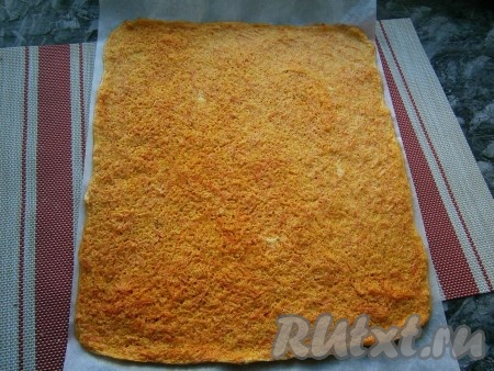 Разогреть духовку до 180 градусов и выпекать корж минут 15 (главное - корж не засушить). Затем достать из духовки, переложить корж вместе с пергаментом, на котором он выпекался, с противня на стол и оставить до полного остывания.