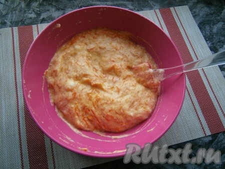 Тщательно, но аккуратно, смешать белки с морковью с помощью лопатки. Должна получиться пышная и воздушная масса с морковными вкраплениями.