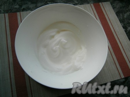 Белки взбить со щепоткой соли миксером до устойчивых пиков (взбивать около 4-5 минут).