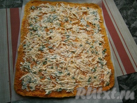 Немного поперчить сырную массу, перемешать, смазать ею полностью весь морковный корж, не доходя до краёв по 1 сантиметру.