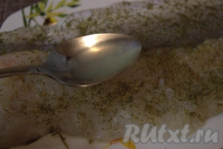 Полить филе рыбы лимонным соком.
