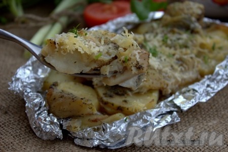 Филе хека и картошка, запечённые в фольге в духовке, получаются очень аппетитными, нежными и вкусными, подавайте к столу в горячем виде, посыпав мелко нарезанной зеленью и сыром, натёртым на мелкой тёрке.