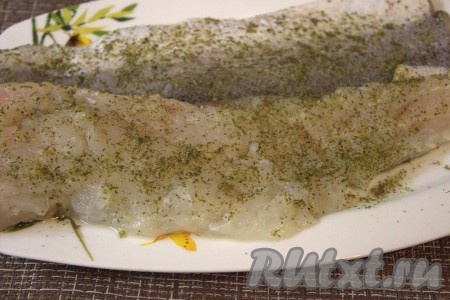 Хека вымыть, удалить голову, отрезать плавники и хвост. Вынуть внутренности и чёрную плёнку из брюшка, хорошо промыть и разделать на филе (мне рыбу разделывать не пришлось, я купила филе хека). Подготовленное филе посолить, приправить специями по вкусу (я использовала универсальную приправу для рыбы).
