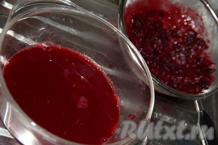 Сито поставить на кастрюлю (или глубокую миску) и откинуть содержимое сотейника (ягоды с водой) на сито. Перетереть ягоды через сито, жмых нам не нужен.
