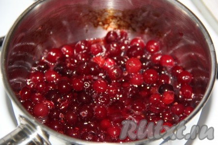 Поставить сотейник на огонь и довести воду с ягодами до кипения. Снять сотейник с огня.
