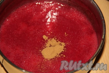 Затем варить клюквенный курд на небольшом огне в течение 5 минут, постоянно помешивая. Курд слегка загустеет. В конце добавить щепотку корицы, это придаст десерту особый аромат.
