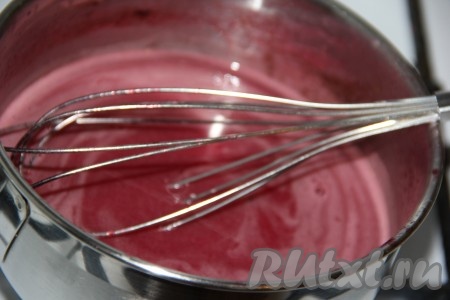 Поставить кастрюлю со смесью из сока с мякотью, яйца и масла на средний огонь и, помешивая венчиком, довести до кипения.&nbsp;
