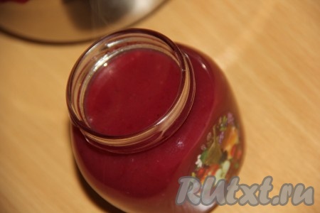 Перемешать корицу и снять курд с огня. Переложить в стеклянную баночку и после остывания поставить в холодильник на ночь. За это время курд из клюквы охладится и станет более густым.
