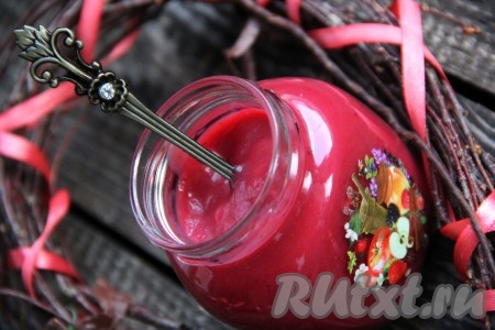 Подать очень нежный, вкусный клюквенный курд к чаю, к вафлям или оладушкам. Этим лакомством можно наполнить и слоёные трубочки или заварные пирожные. Уверена, курд с приятной кислинкой клюквы многим придётся по вкусу!
