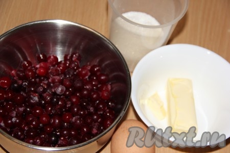 Сливочное масло достать из холодильника и оставить при комнатной температуре на 1 час. Для приготовления курда можно взять свежую клюкву или замороженную. Я готовила с замороженными ягодами, предварительно их не размораживала. Выложить ягоды в сотейник (или кастрюлю), влить воду. 