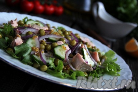 Полить заправкой и подать вкусный, яркий салат с отварной горбушей к столу. Салатик по этому рецепту готовится достаточно просто, а получается и полезным, и сытным, поэтому его можно подать и в самостоятельном виде, и в качестве дополнения к основному блюду.
