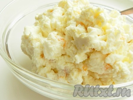 Приготовить начинку. Для этого творог растереть с яйцом, сахаром и ванильным сахаром, добавить нарезанную курагу, перемешать.