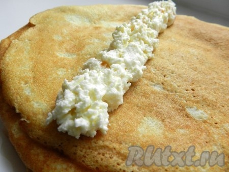 Выложить начинку на блин, свернуть его рулетом.