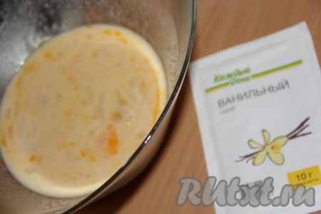 Добавить сахар, ванильный сахар и перемешать.
