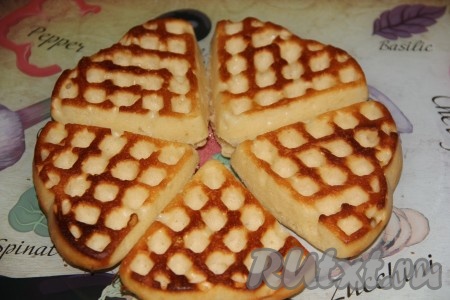 Поставить силиконовую форму с тестом в разогретую духовку и выпекать вафли минут 10 (до золотистого цвета) при температуре 180 градусов.
