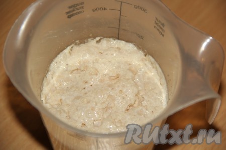 По прошествии времени дрожжи "оживут" (на поверхности появится пышная "шапка").
