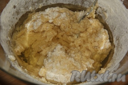 В конце замеса влить 100 мл растительного масла, перемешать тесто и оставить на 30-45 минут в тёплом месте.
