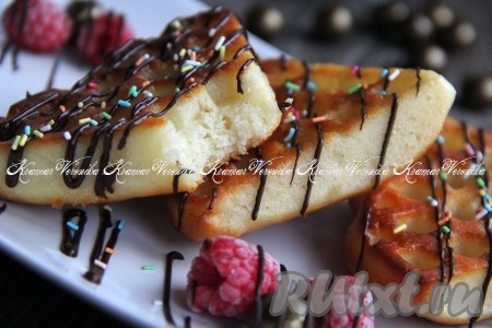 Затем силиконовую форму вынуть из духовки и достать вафли. Из указанного количества ингредиентов у меня получилось 15 вафелек. Пышные, вкусные вафли подать к столу с любым соусом или свежими ягодами. Отличная выпечка к чаю, попробуйте!
