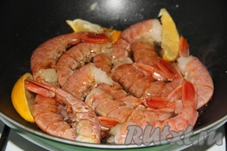 Затем добавить соль, молотый чёрный перец и сушёный чеснок (вместо сушёного чеснока можно взять один зубчик свежего и пропустить через пресс), перемешать, жарить на среднем огне 1 минуту.