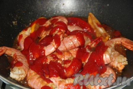 Сразу добавить кетчуп, аккуратно перемешать.