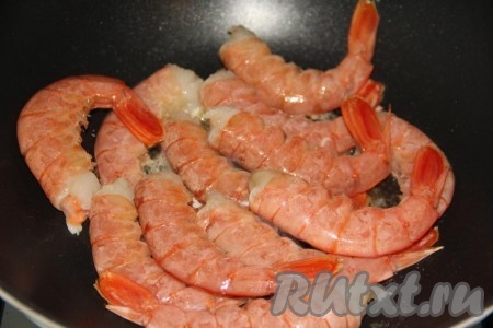 Как только масло растопится, выложить в сковороду лангустинов.