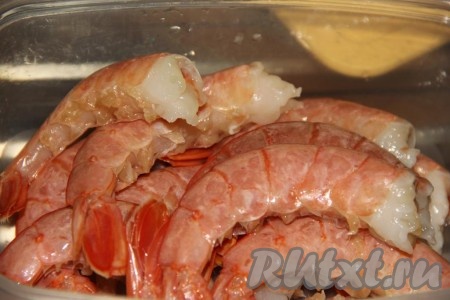 Удалить головы и снять панцири, хвостики я оставила. Промыть лангустинов водой.