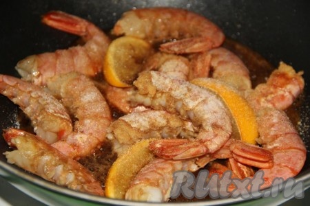 Влить соевый соус.