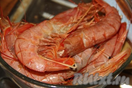 Лангустинов разморозить при комнатной температуре.